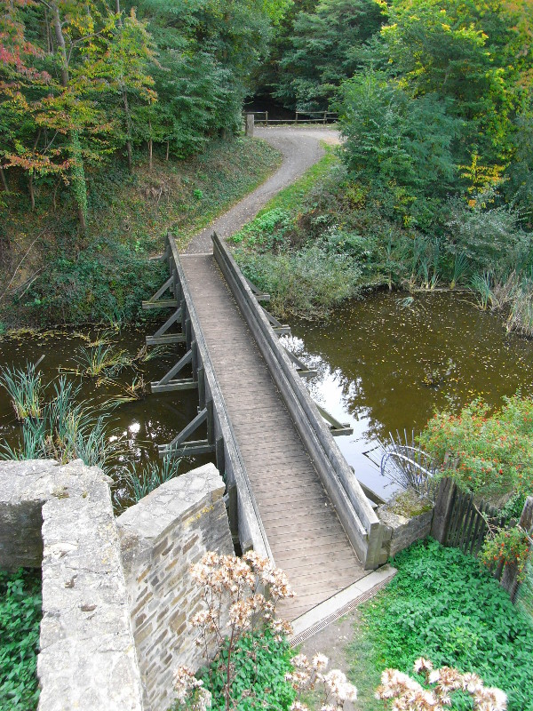 Wassergraben mit Brücke