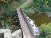 Wassergraben mit Brücke