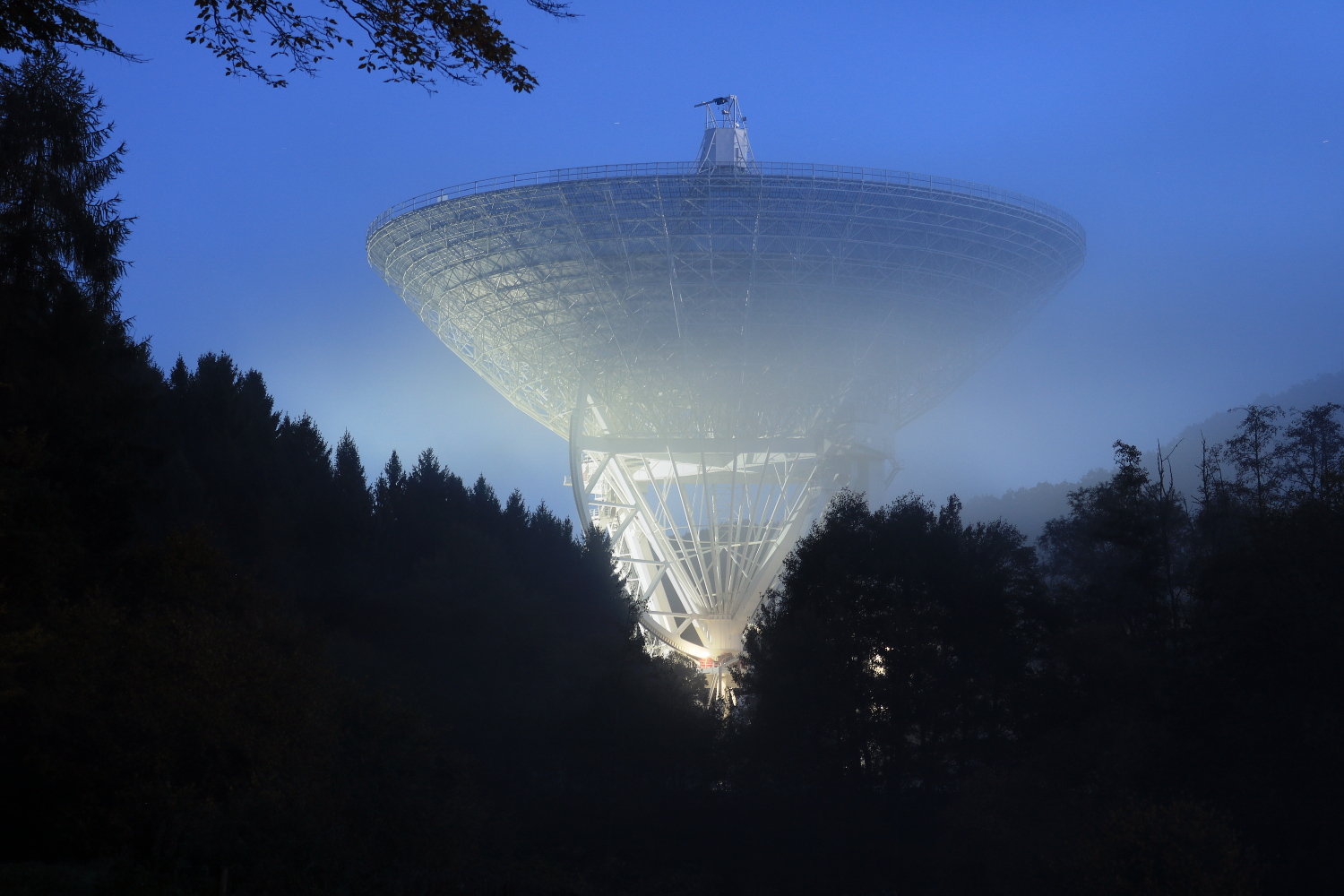 Radioteleskop Effelsberg im Nebel